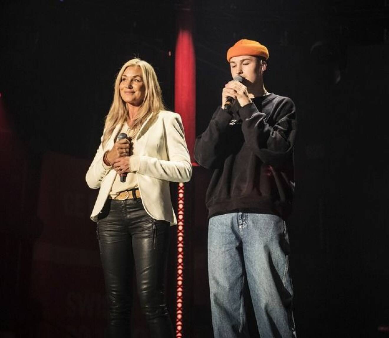 Jessica Andersson och sonen Liam Erixon på scen tillsammans, genrep för Tillsammans mot cancer-galan.