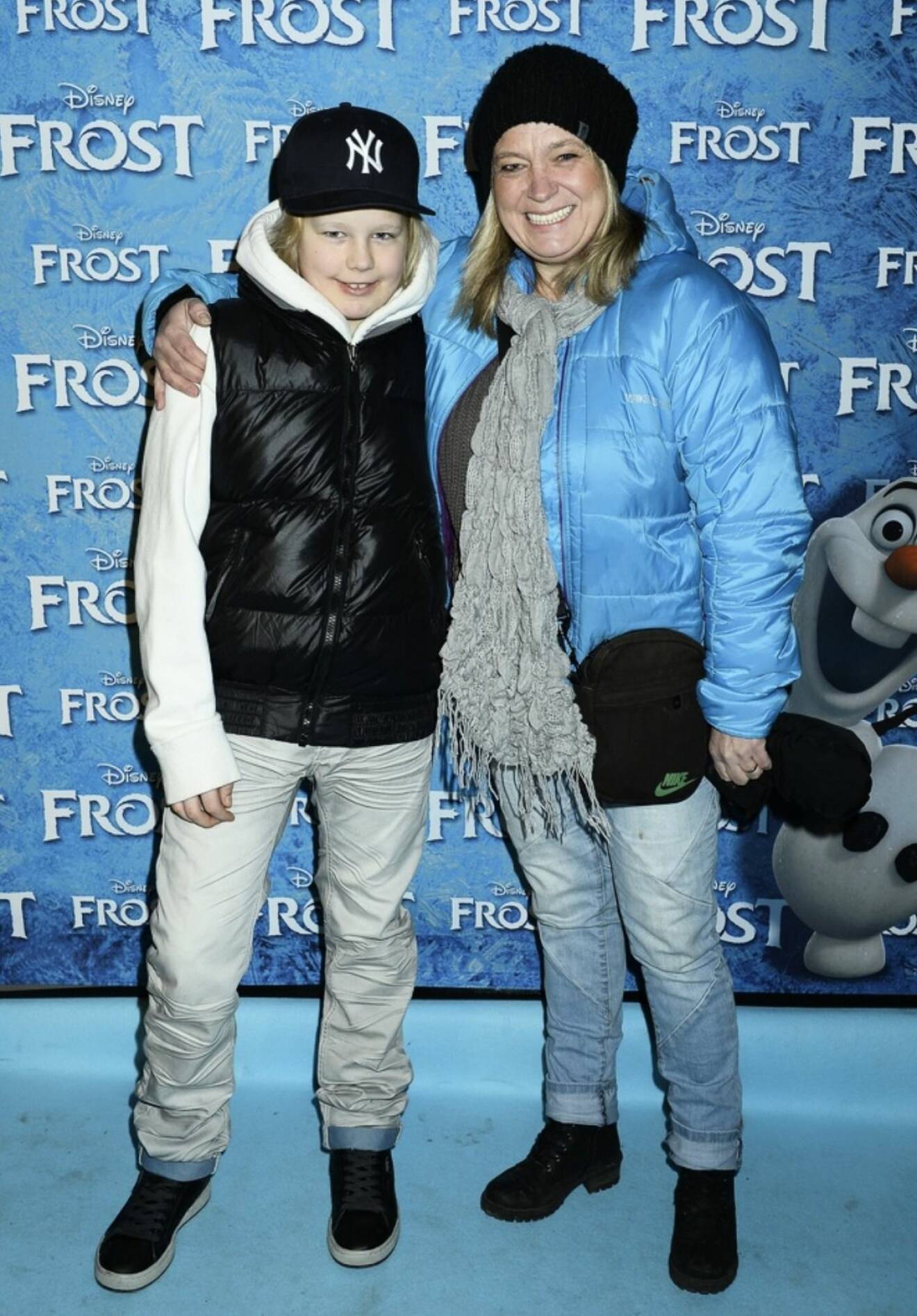 Sussie Eriksson på premiären av Frost tillsammans med sonen Ludvig.