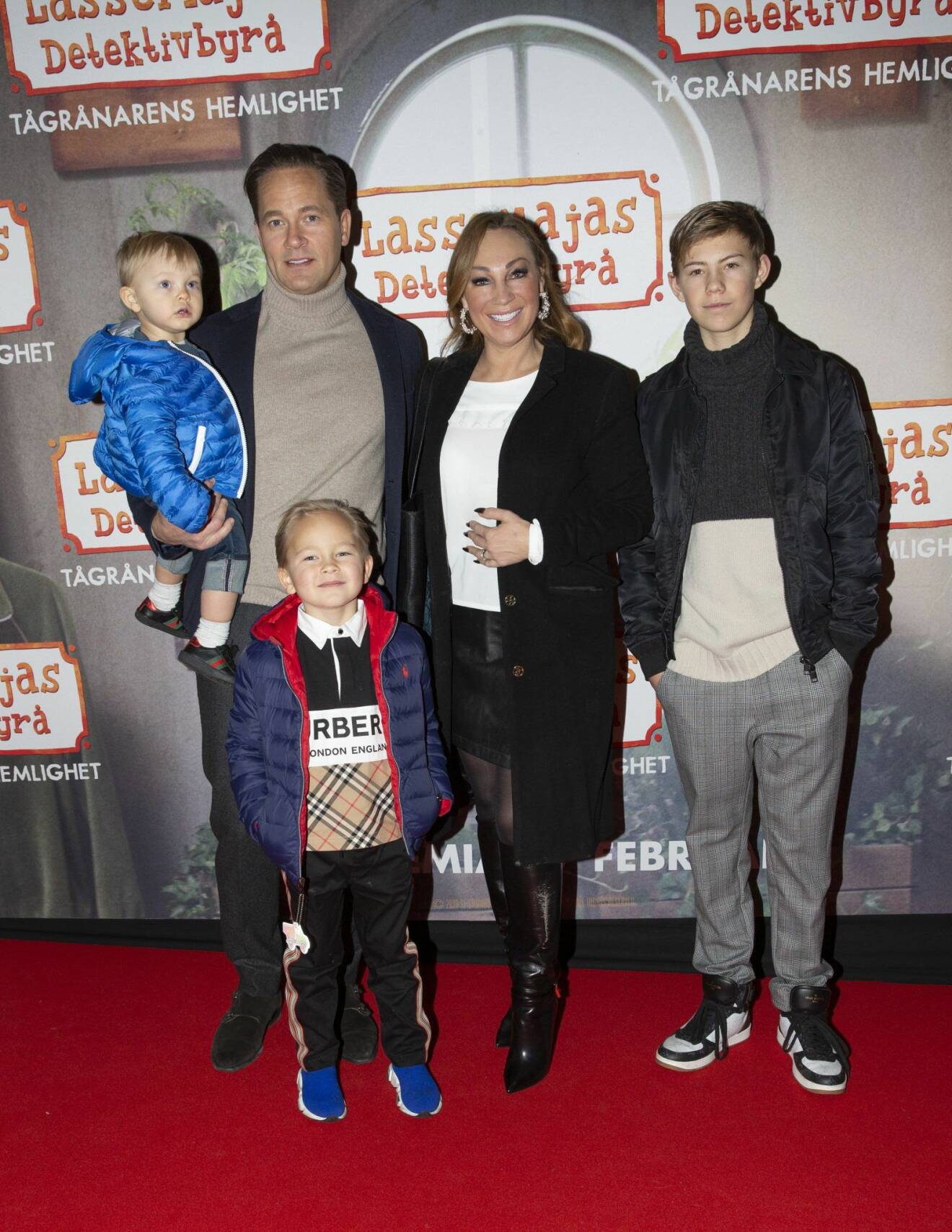 Charlotte Perrelli och Anders Jensen med barnen Adrian, Alvin och Alessio.