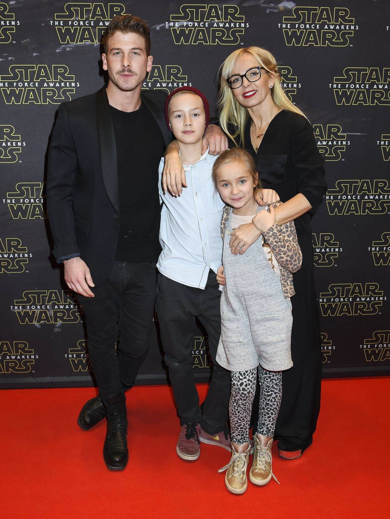 Kenny Solomons och Tess Merkel med barnen Neo och Minya 