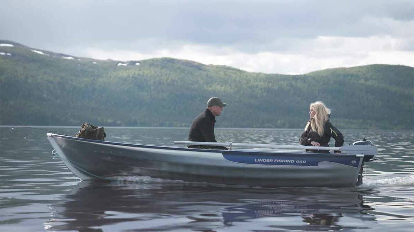 Jimmy Olofsson och Emelie Åström från Bonde söker fru åker båt i Ankarvattnet.