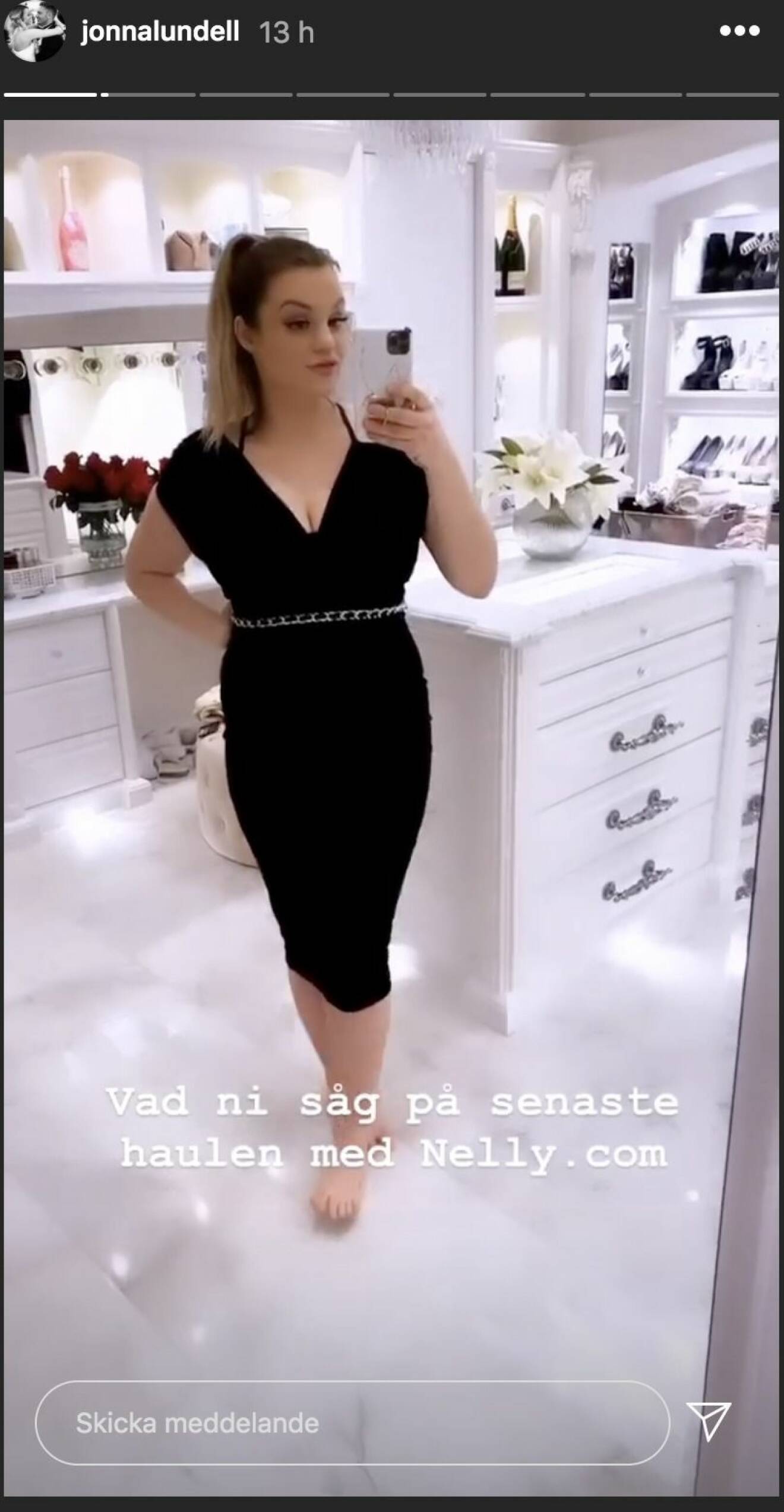 Jonna Lundell visar upp en klänning på Instagram