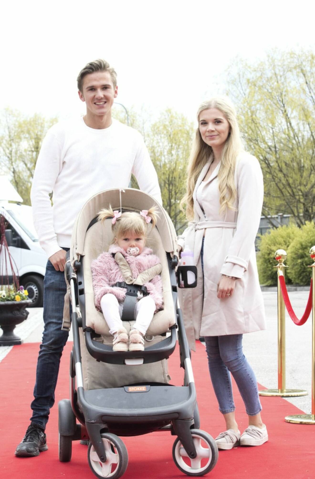 Linn Andersson från Unga Mammor med dottern Tindra och pojkvännen Marcus Malm och Tindra 