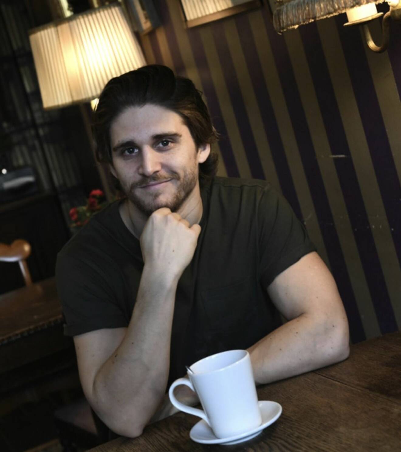 Skådespelaren Anastasios Soulis dricker kaffe