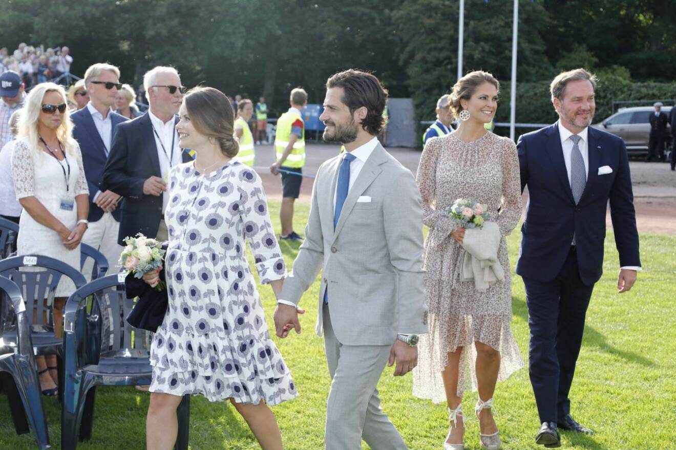 Prinsessan Sofia hand i hand med Carl Philip