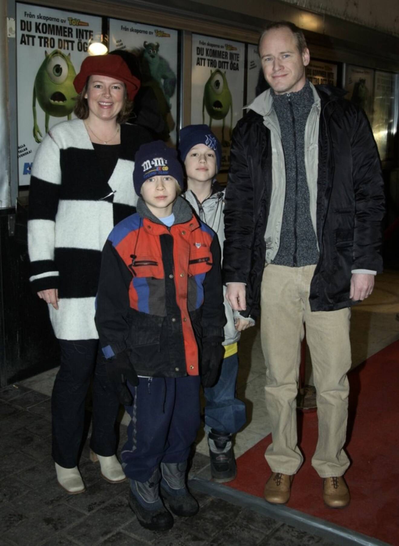 Robert Gustafsson med frun Lotta och barnen Valentin och John på Monsters Inc premiär