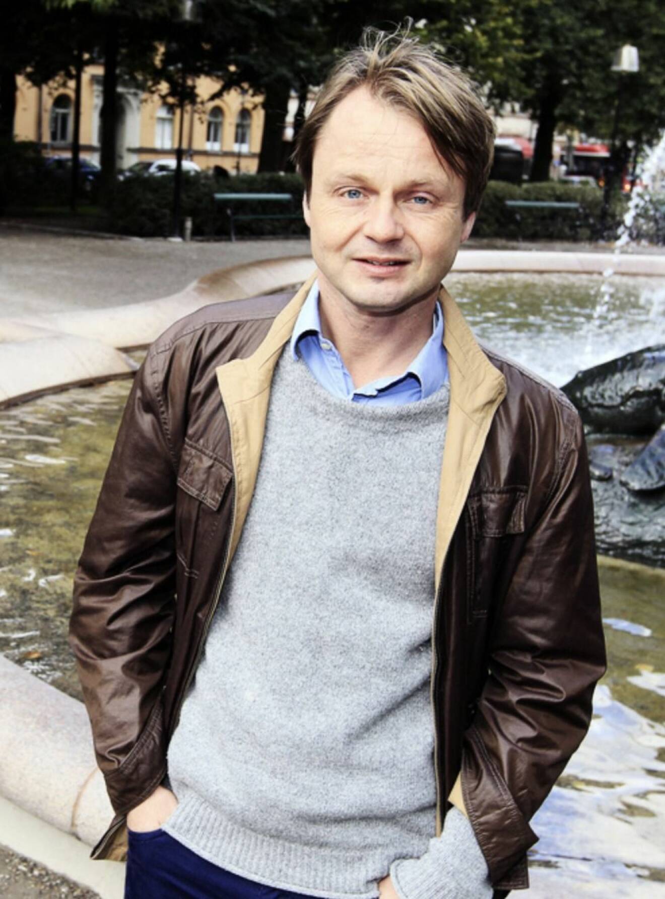 Mattias Nordström vid en fontän
