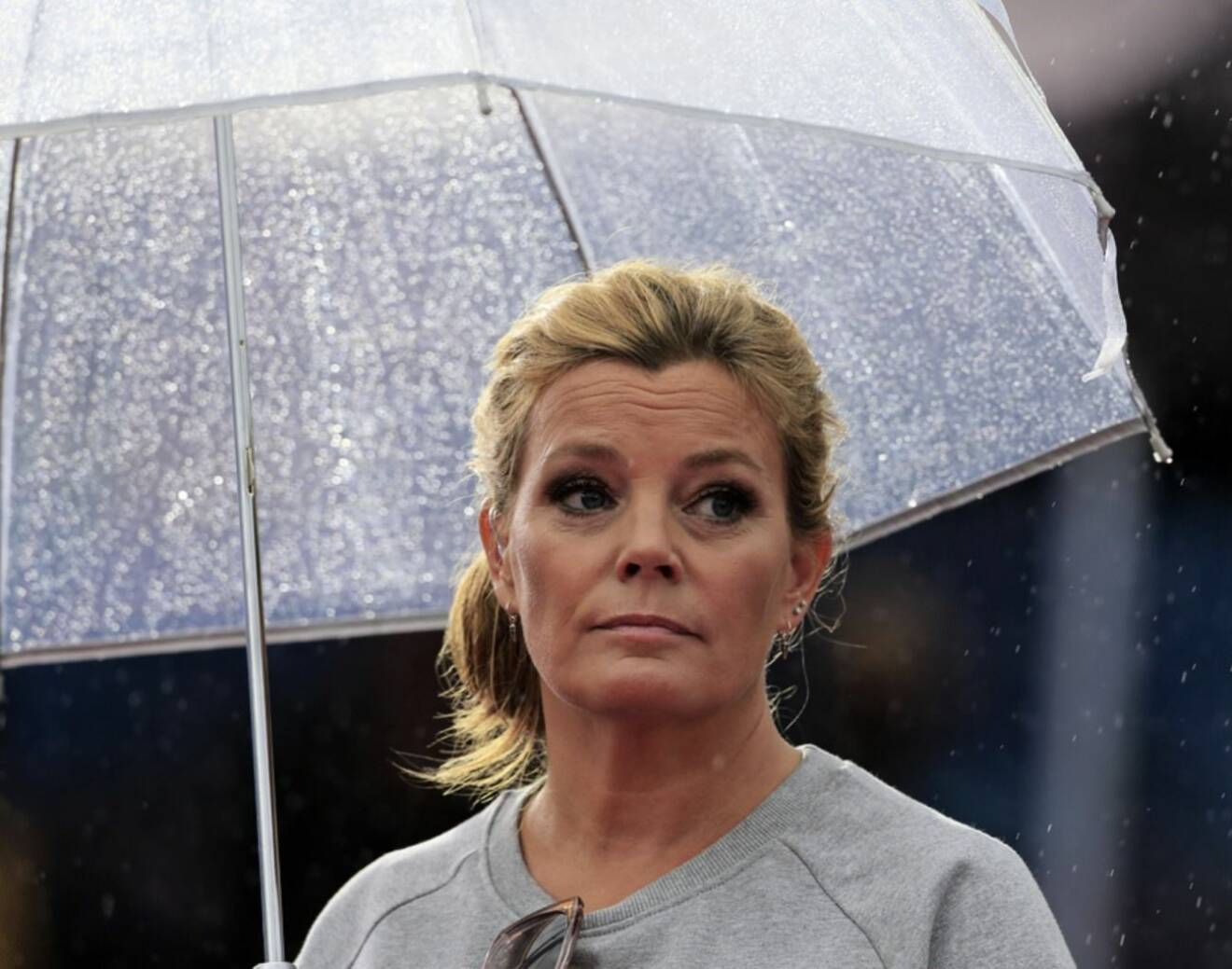 Gry Forssell under ett paraply