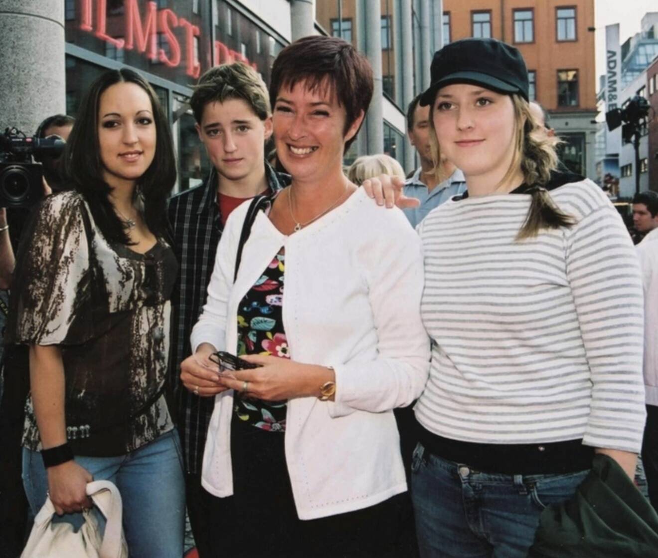Mona Sahlin och sina tre barn på premiär 2002