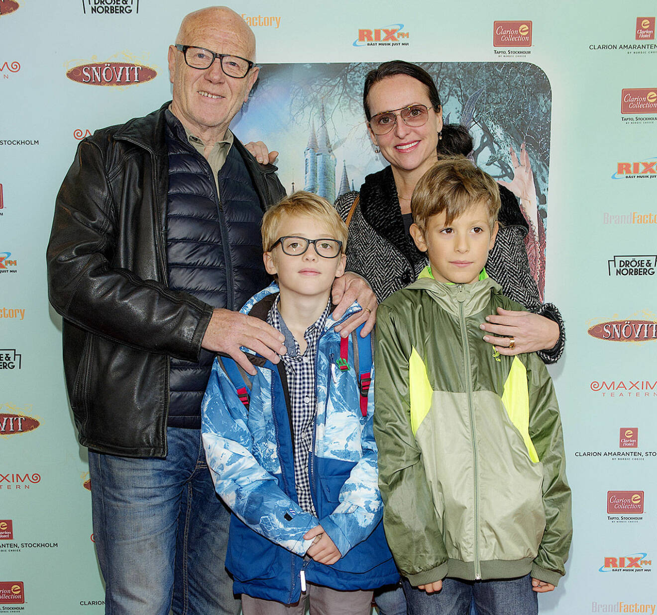 Vip-premiären av Snövit på Maximteatern i Stockholm 2015. Gert Fylking och Tanja Fylking med barnen Ficaro och barnbarnen Lucas.