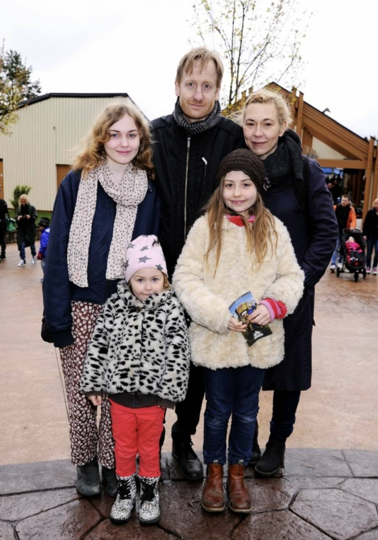 Gustaf Hammarsten och Jessica Liedberg med barnen Edit, Märta och Ella