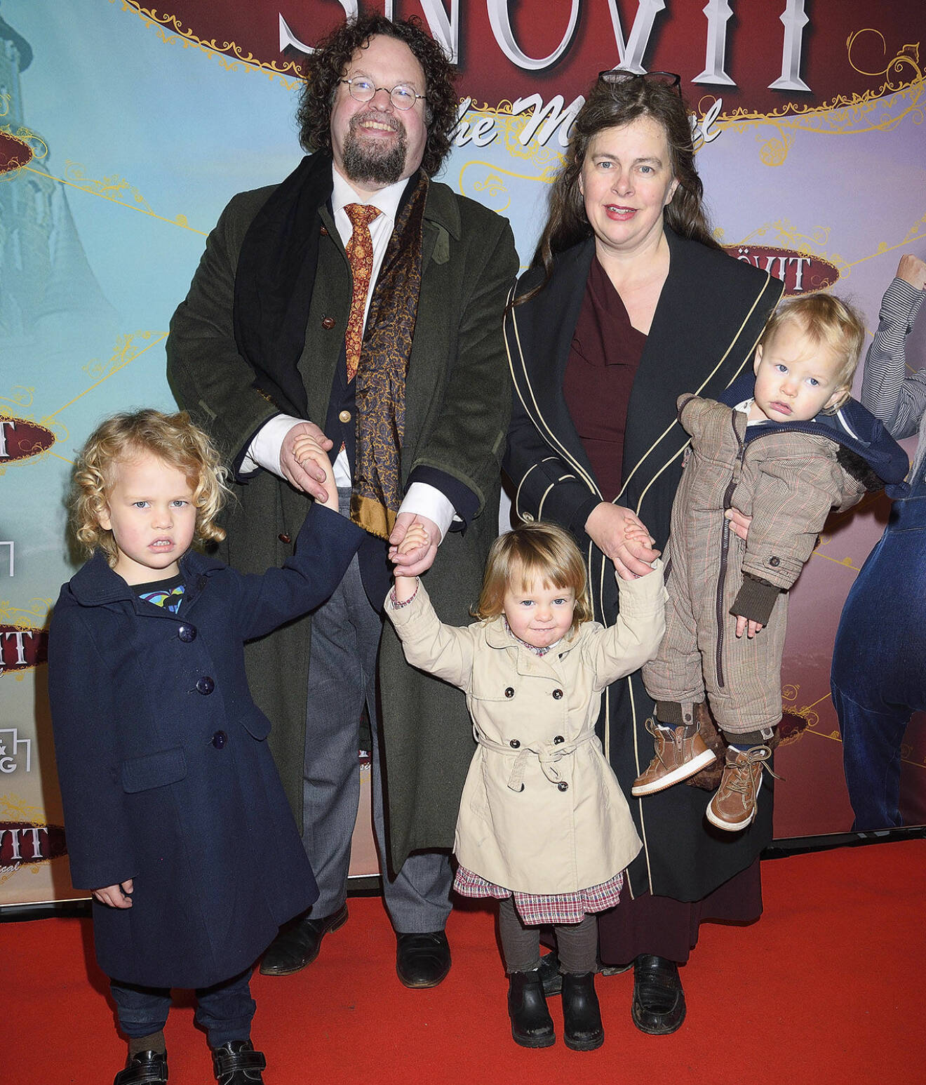 Edward Blom och Gunilla Kinn Blom med barnen Melchior, Wilhelmina och Zacharias.