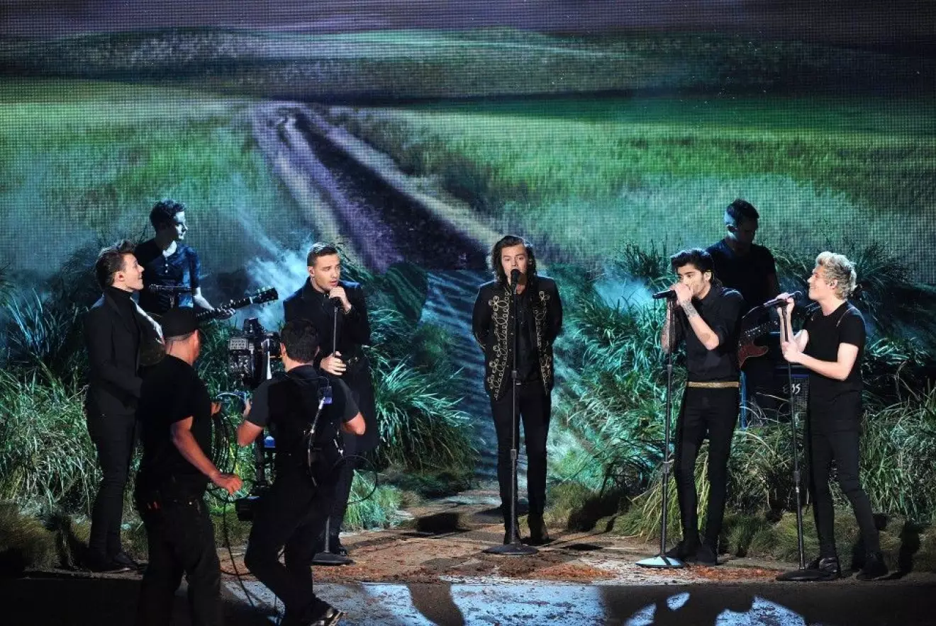 One Direction shines at the 42nd Annual American Music Awards