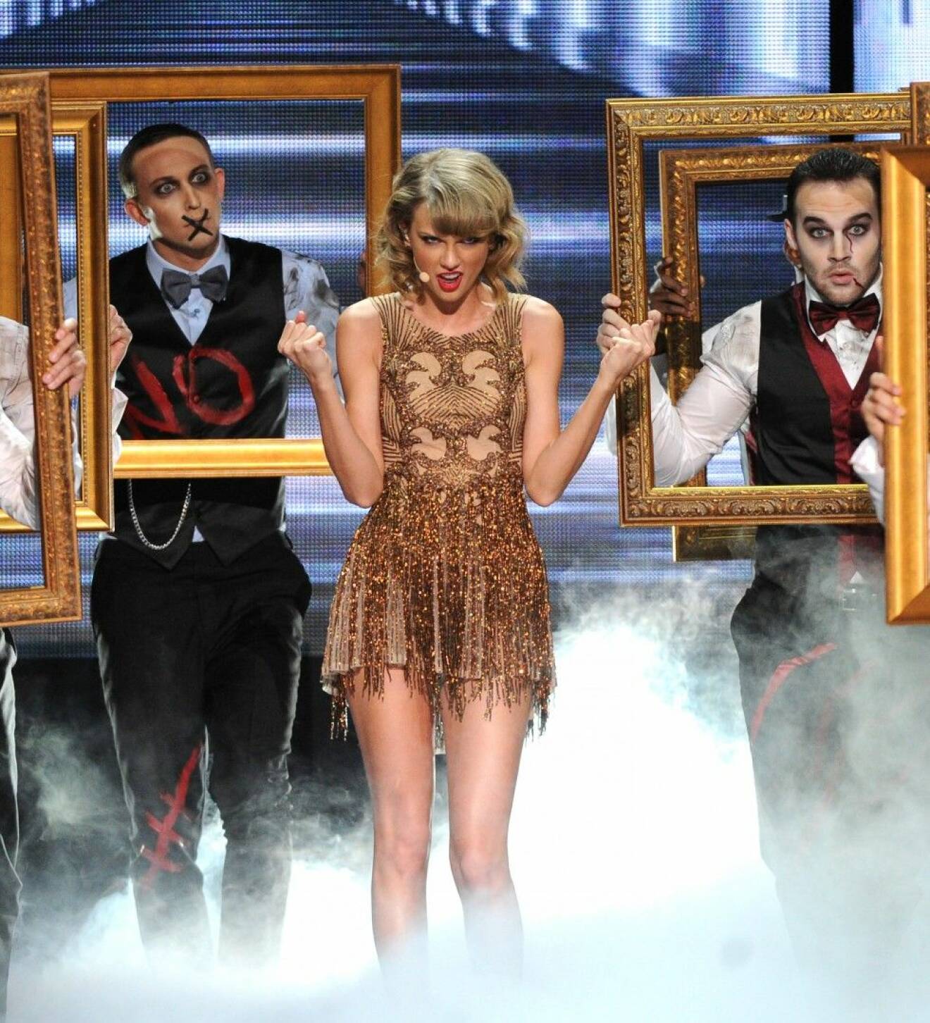 Taylor Swift turns up the heat as she performs at the 2014 American Music Awards