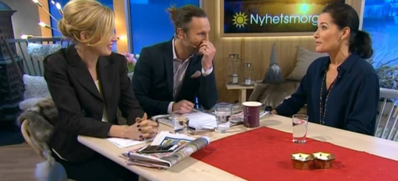 Jenny Strömstedt och Peter Jihde intervjuar Agneta Sjödin om hennes nyårskarameller. Foto: TV4