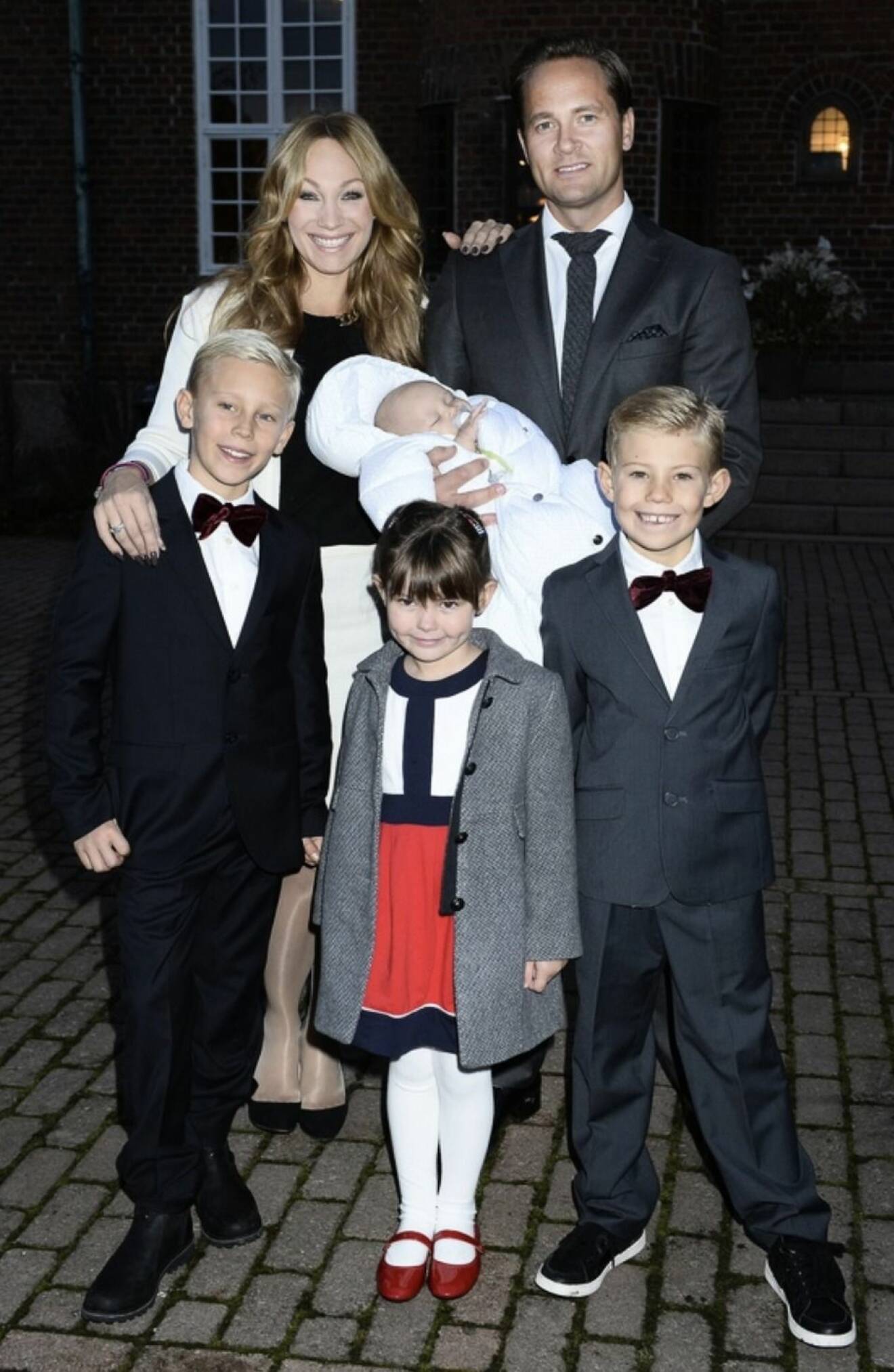 Charlotte Perrelli tillsammans med maken Anders Jensen, sönerna Angelo Perrelli och Alessio Perrelli och Anders dotter Izabella på Adrian Romeo Perrelli-Jensens dop.
