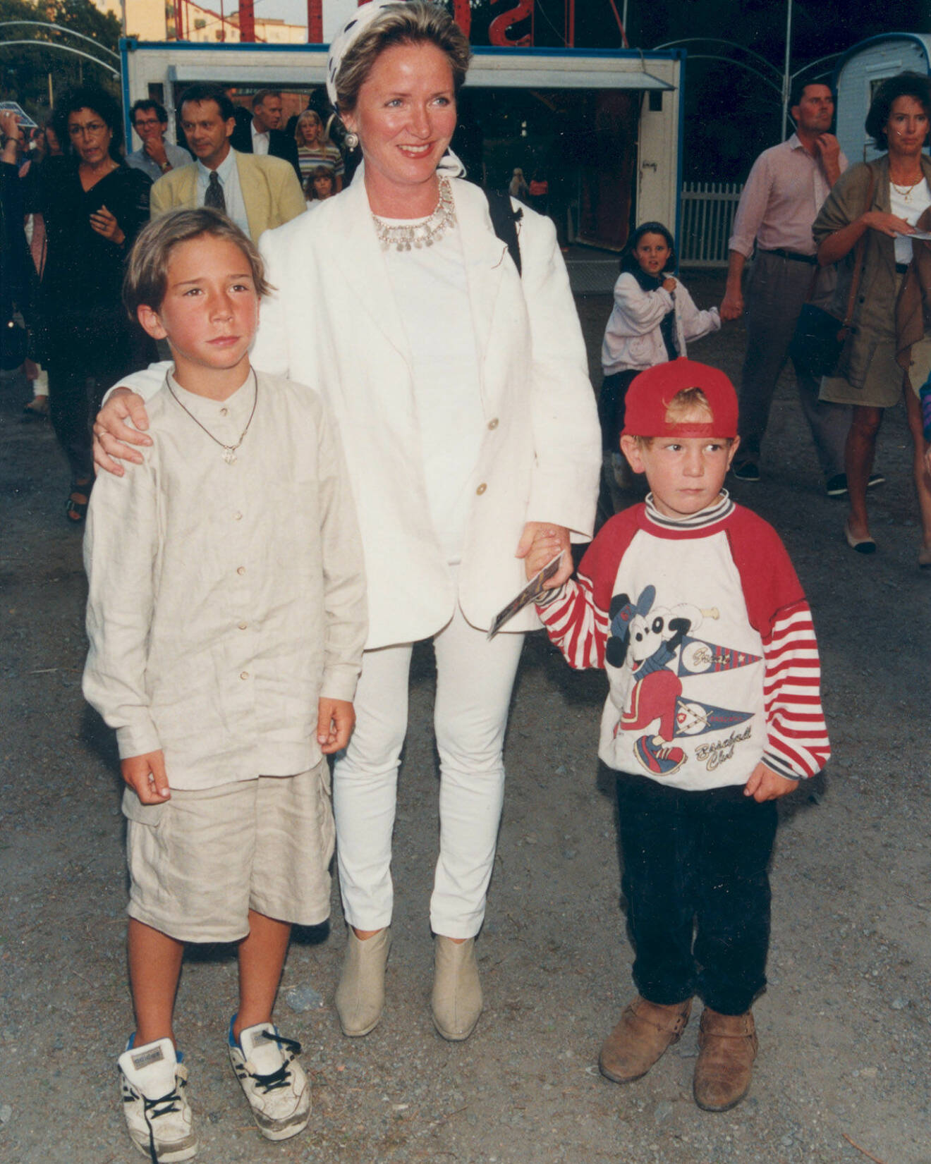 Malou von Sivers med sönerna Sebastian och Malcolm 1995.