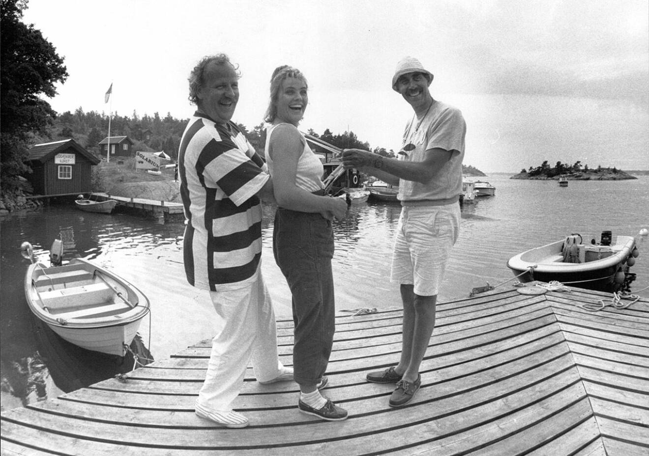 Birgitte Söndergaard med Jon Skolmen och Lasse Åberg under inspelningen av SOS – en segelsällskapsresa 1988.