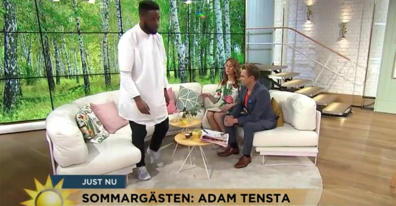 Adam Tensta lämnar TV4:s studio.