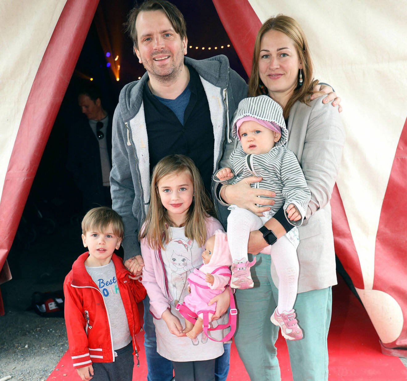 Måns Nathanaelson med frun Melina och parets tre barn.