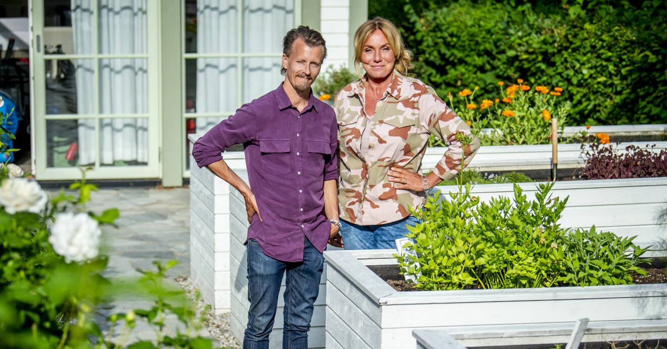 Programledaren Anne Lundberg och TV-kocken Paul Svensson fotograferade i samband med inspelningen av tv-programmet <i>Den gröna slaktaren</i>