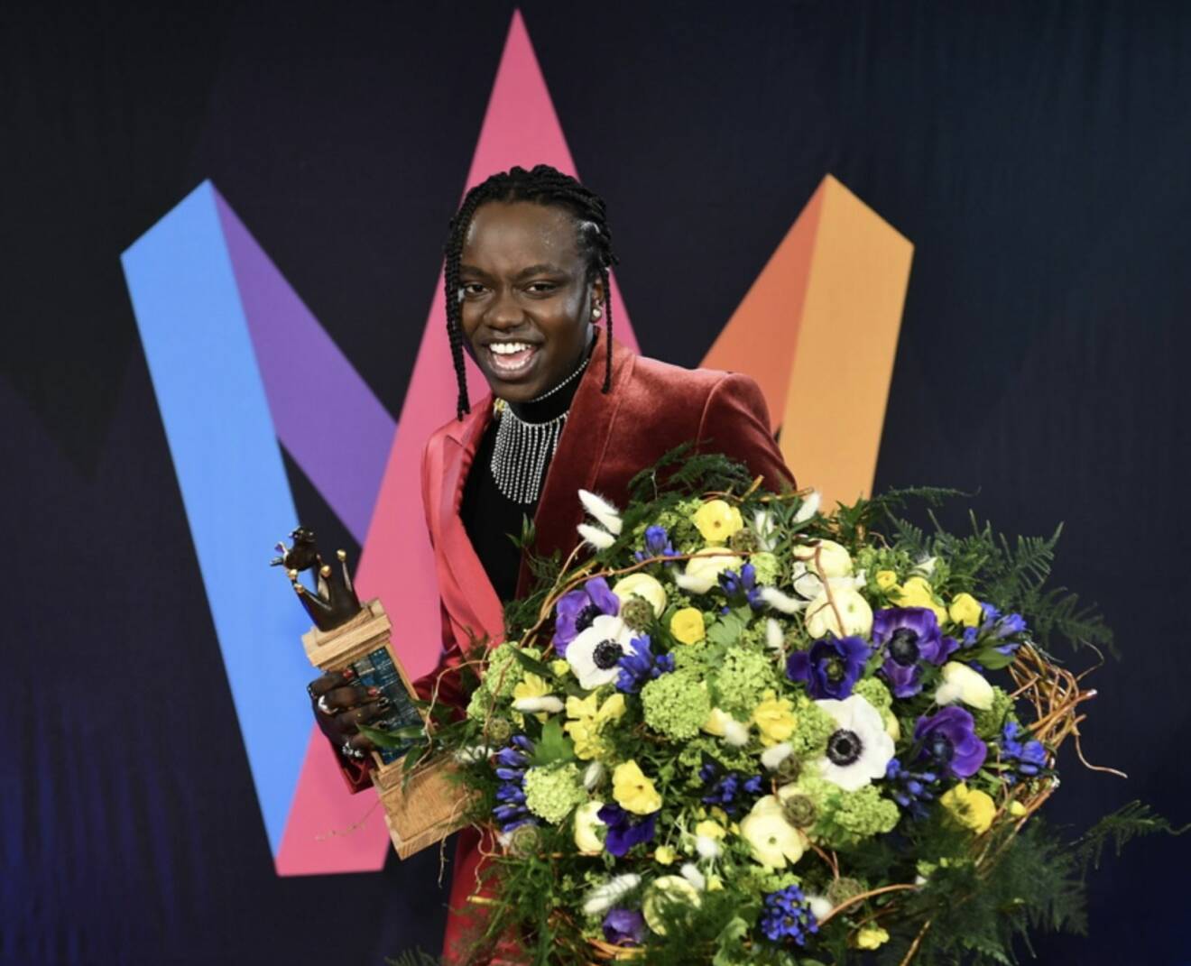Tusse vann Melodifestivalen 2021 med låten Voices, glad med bukett och pokal