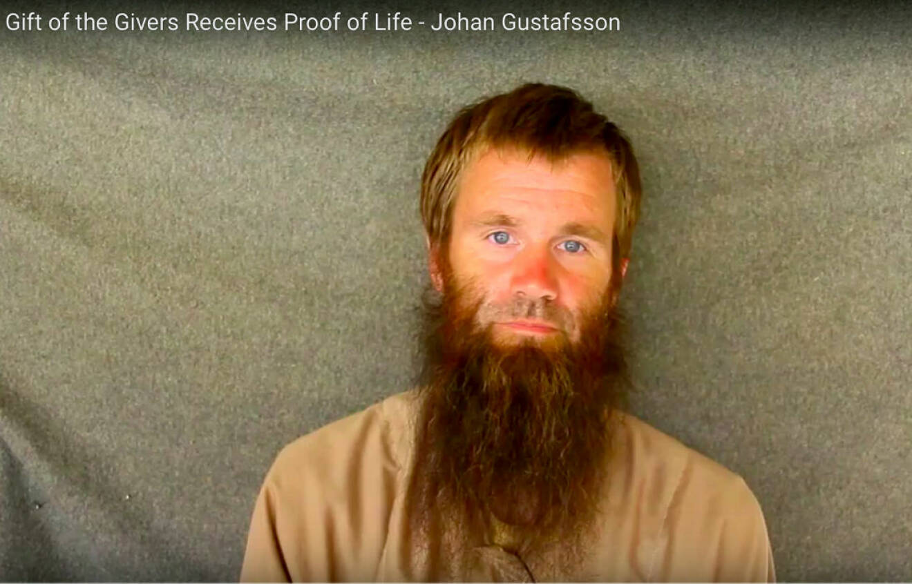 Bild ur en video som terrorgruppen släppte på den fängslade svensken Johan Gustafsson.