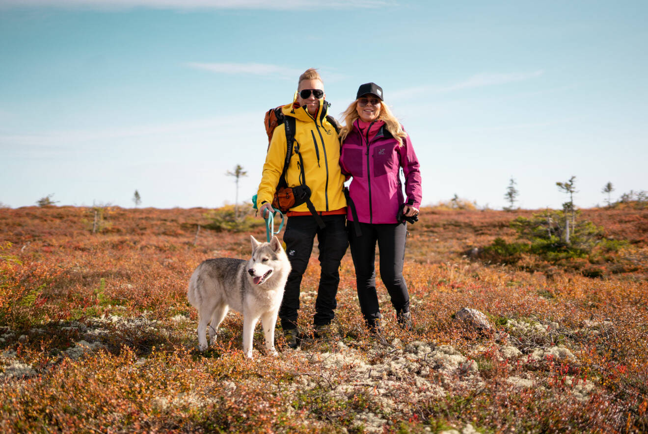 Pernilla och Niclas Nyrensten ute i naturen med sin hund.