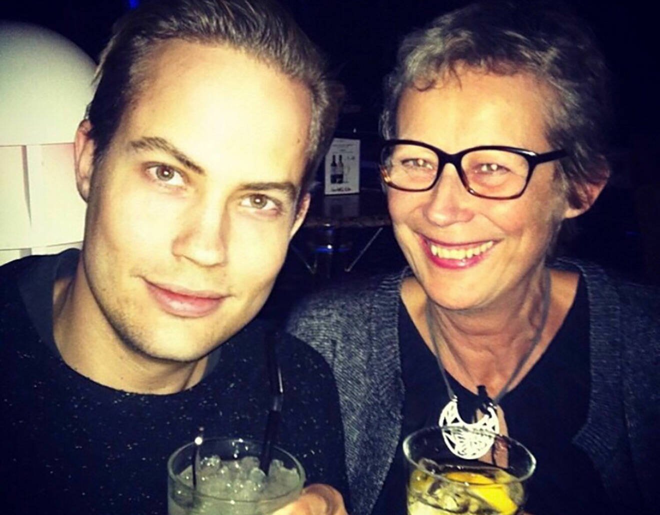 Henrik Alsterdal med sin mamma.