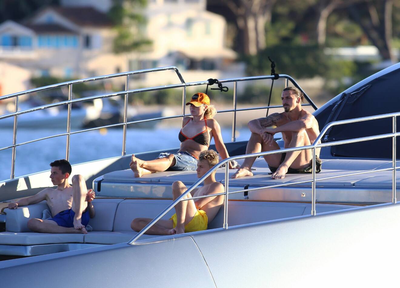 Zlatan Ibrahimovic , Helena Seger med deras barn Maximilian and på semester i Saint-Tropez.