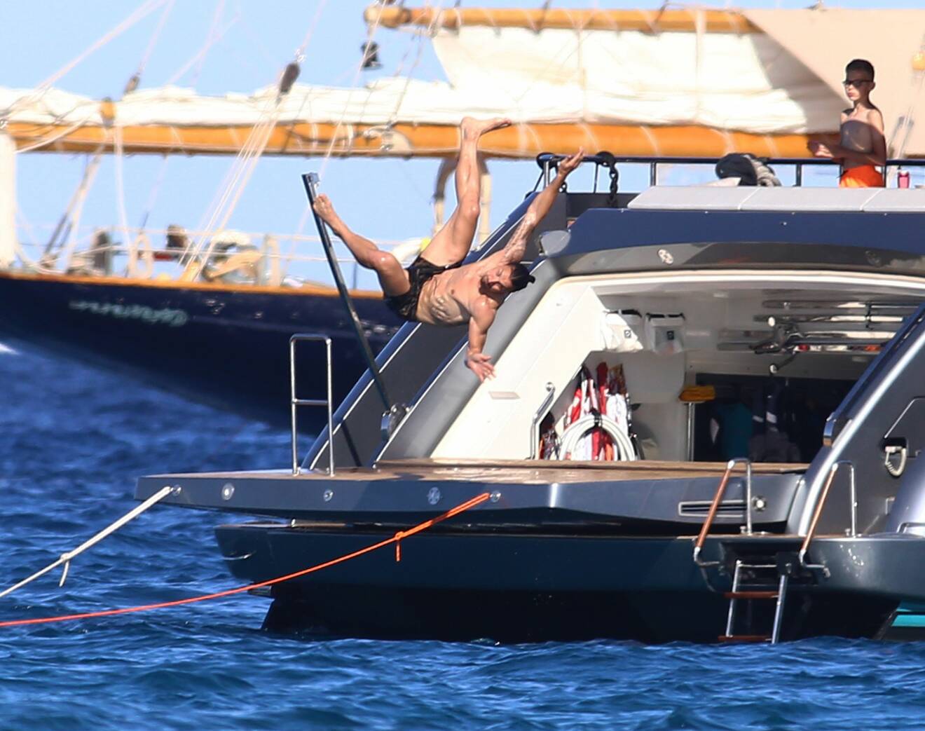Zlatan hoppar från båten utanför Saint-Tropez.