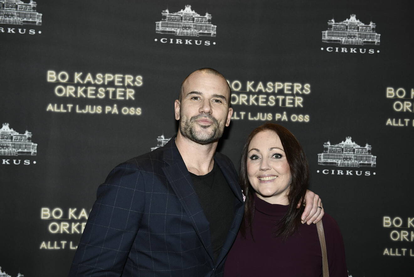 Martin Stenmarck och Hanna Hedlund anländer till premiären av Bo Kaspers Orkester 2018.