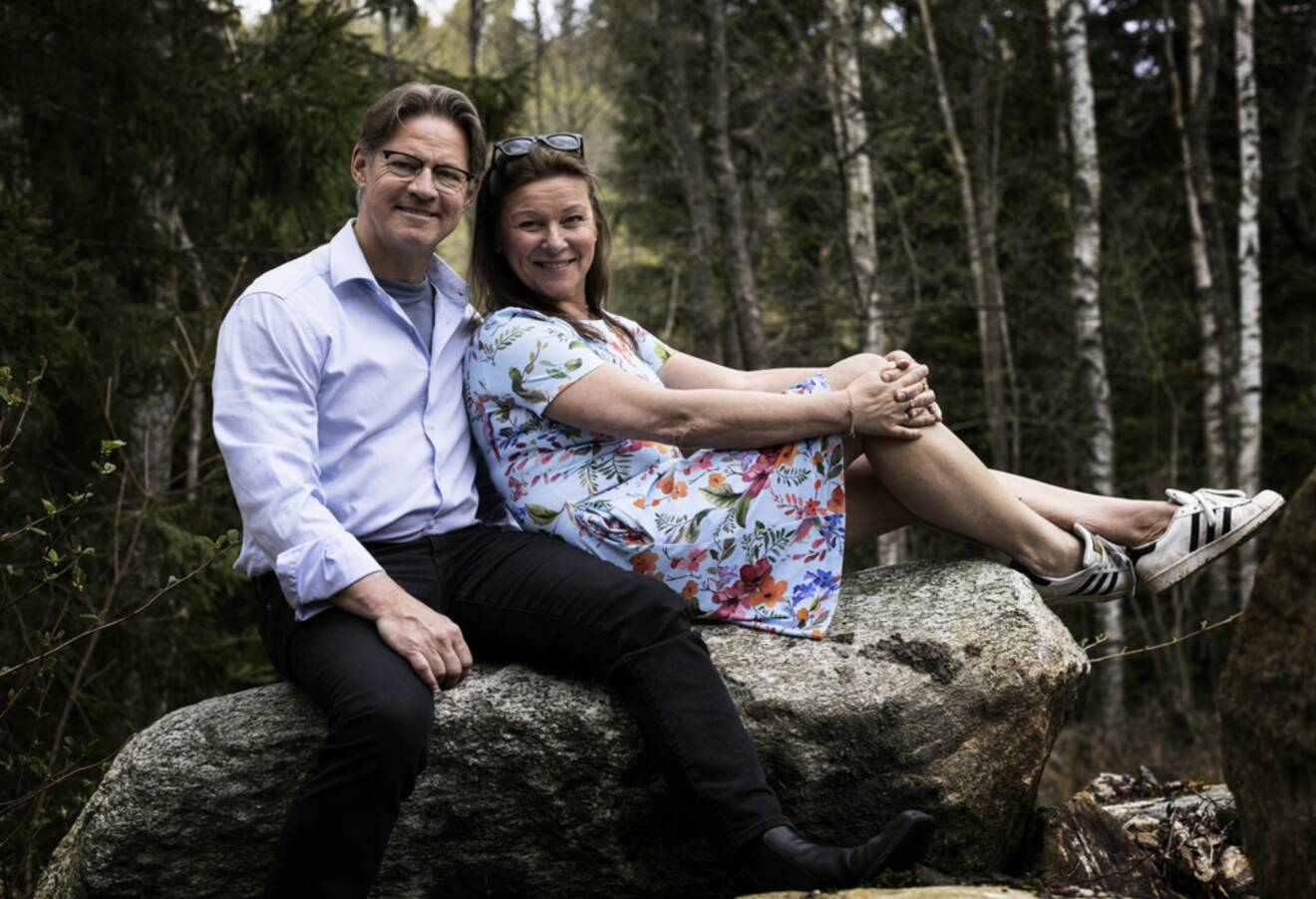 Mikael Sandström och Lotta Engberg i skogen