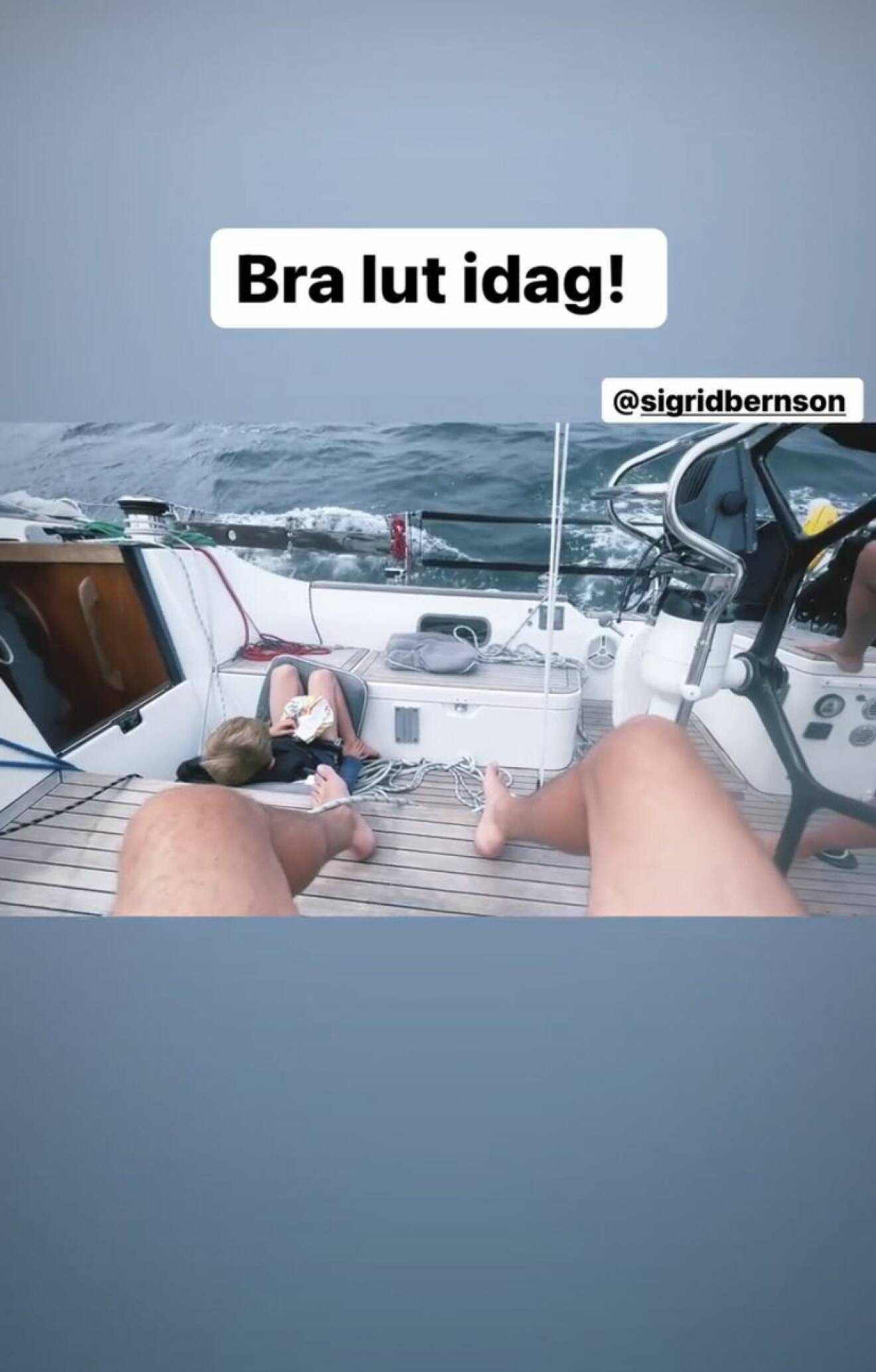 Robin Bengtsson la ut en bild när han seglar med sonen och Sigrid Bernson.