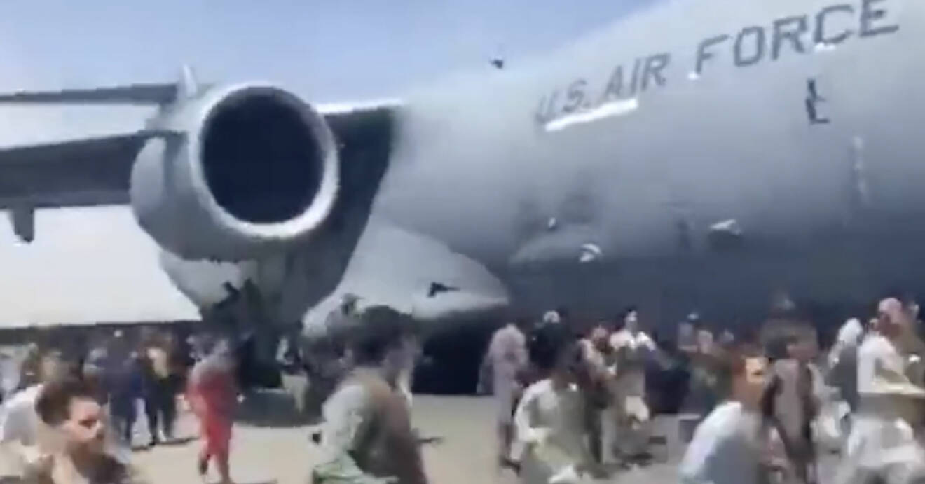 Folk försöker komma ombord USA:s evakueringsplan