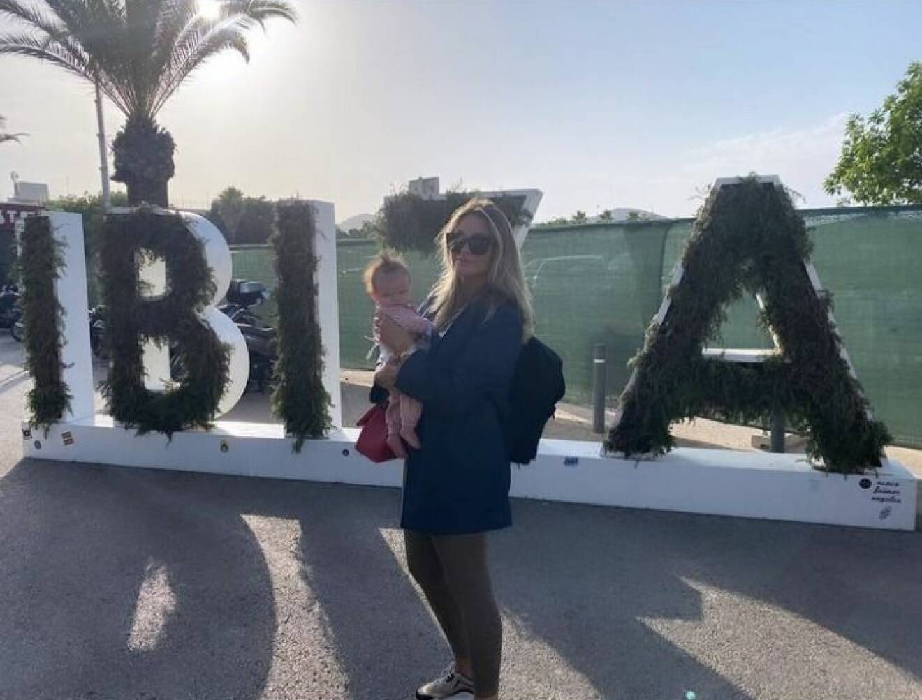 Carolina Gynning och yngsta dottern på Ibiza