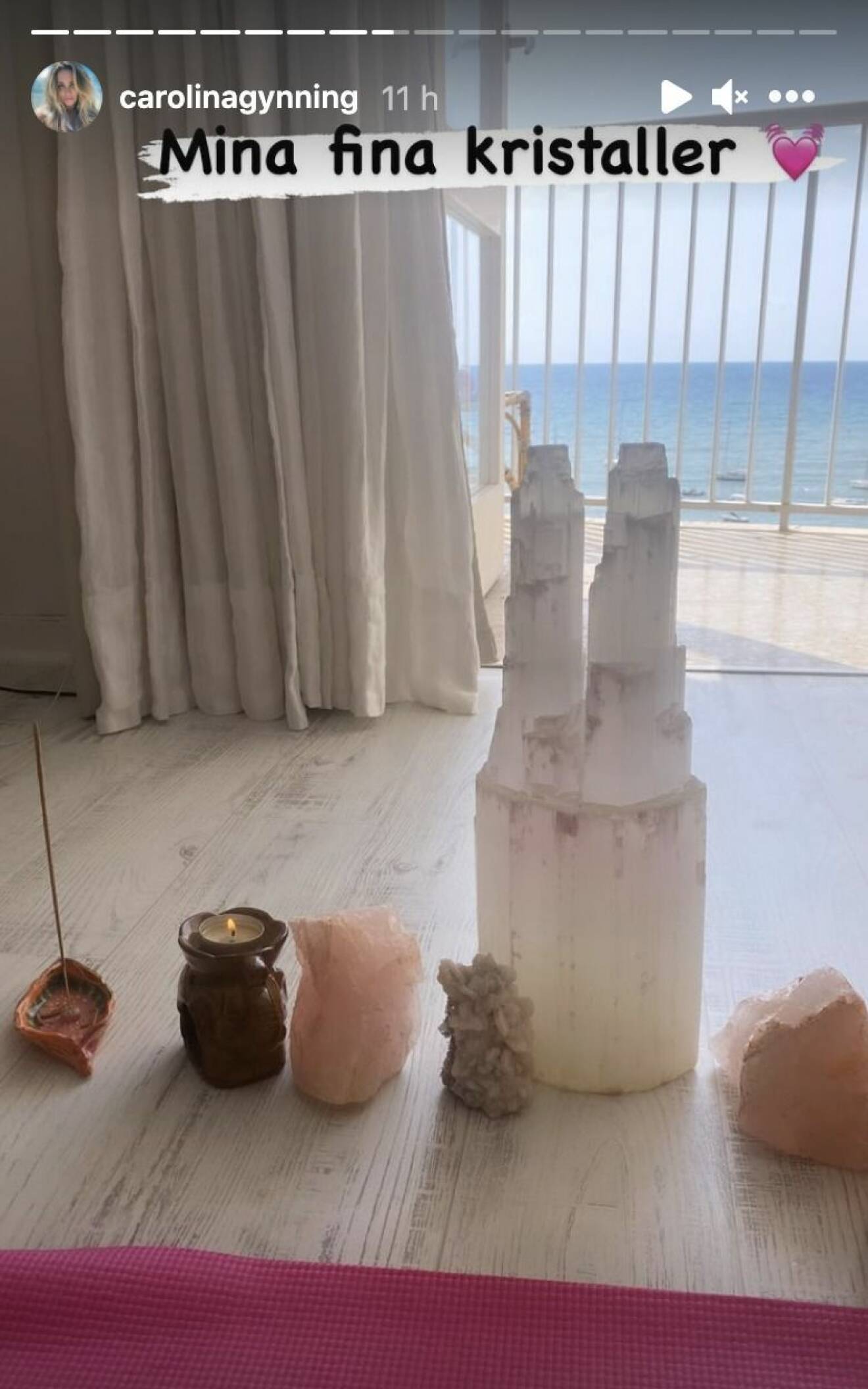Carolina Gynning visar upp sina kristaller från Ibiza