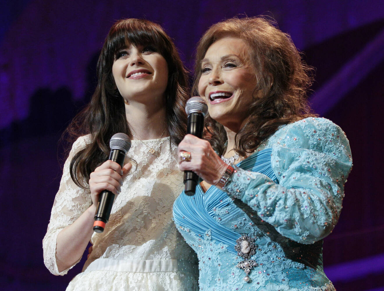 Skådespelerskan Zooey Deschanel och Loretta Lynn sjunger Loretta Lynns hit ”Coal Miner's Daughter” från 1969 under en konsert i Nashville 2012.