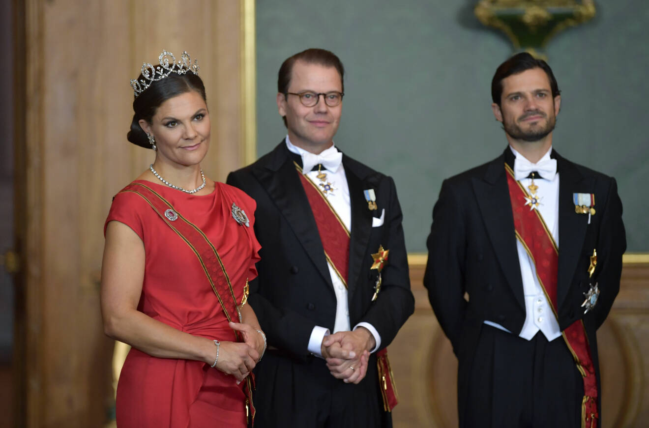 Kronprisessan Victoria, prins Daniel och prins Carl Philip vid tisdagskvällens galamiddag på Stockholms slott.