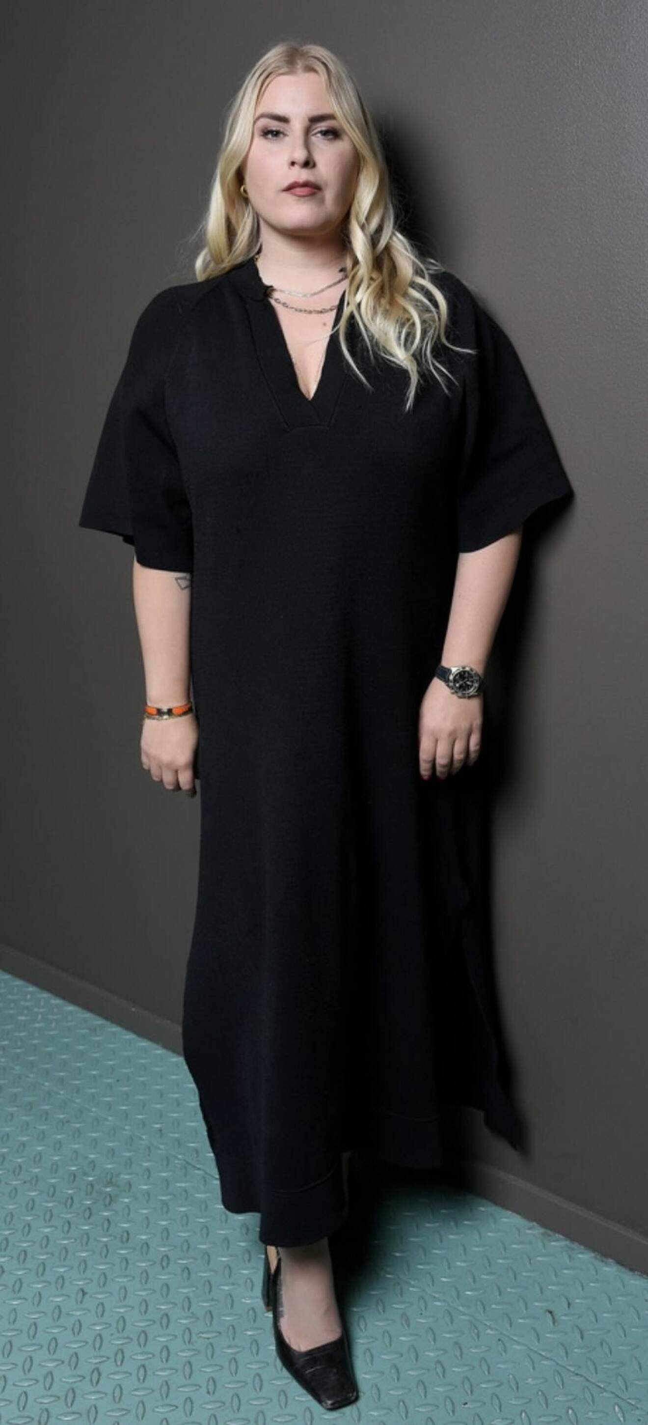 Michaela Hamilton i svart klänning