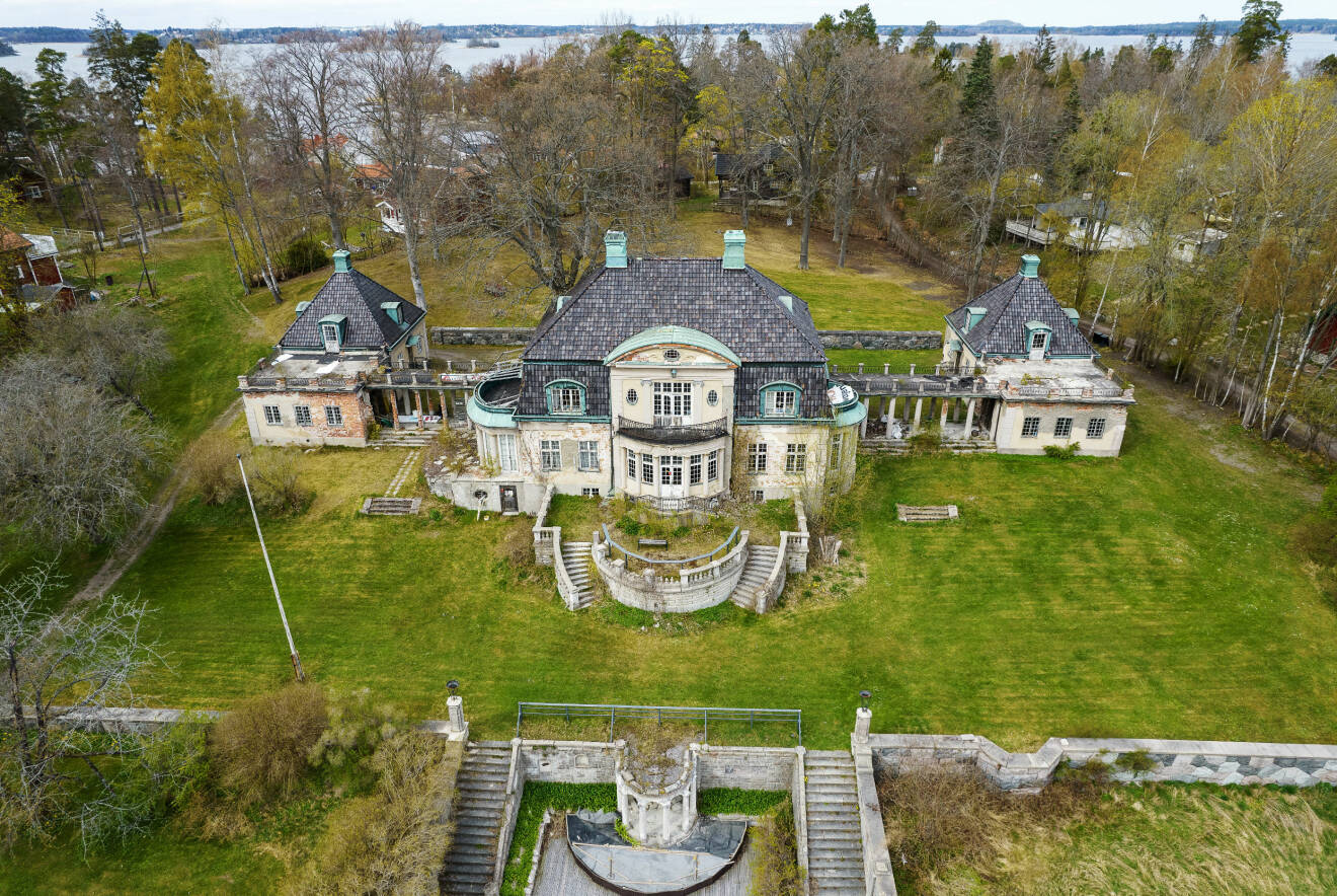 Villa Kassman bygdes om till en ståtlig herrgård av bankir Kassman 1917. Men sedan 30-talet har villan kommit att förfalla mer och mer för varje år.
