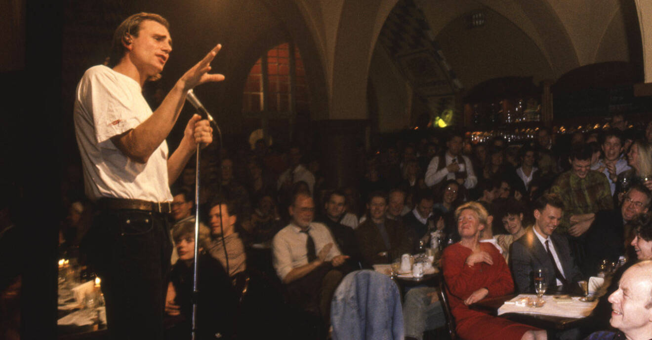 Peter Wahlbeck framför publiken på Norra brunn 1990.