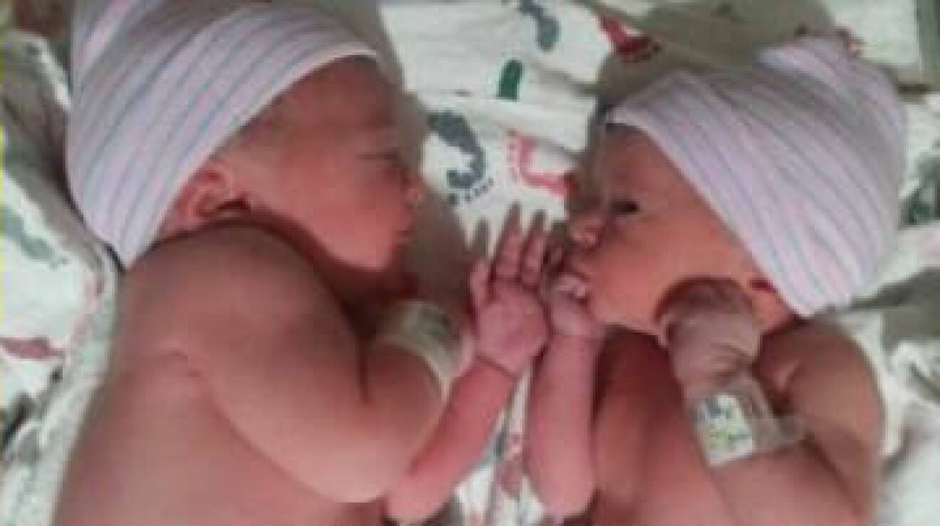 Tvillingarna Trinity och Kenzie föddes i slutet av sommaren 2021.