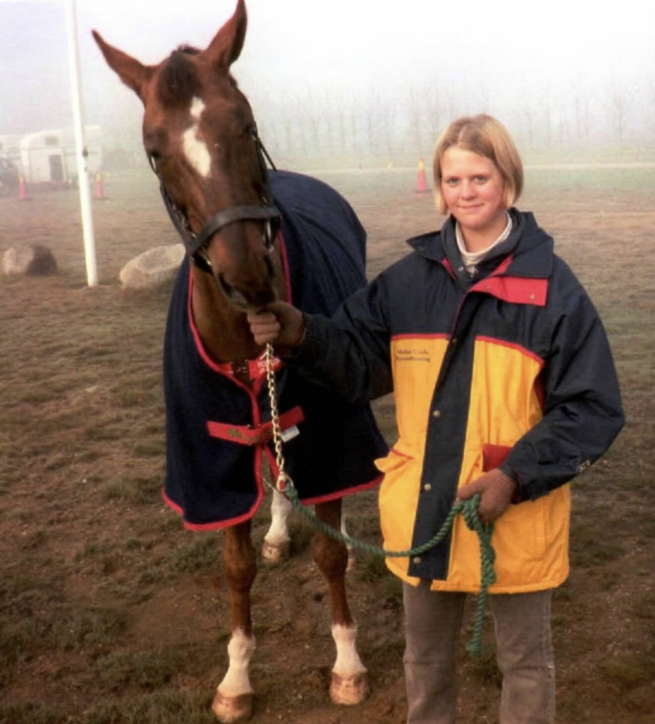 Wiveka Thott tillsammans med en brun häst