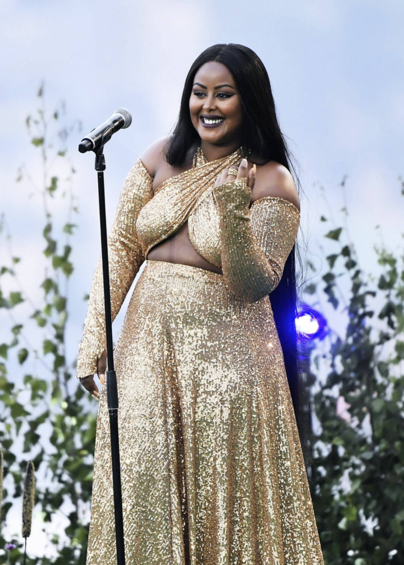 Cherrie uppträder i guldklänning på Allsång på Skansen sommaren 2021