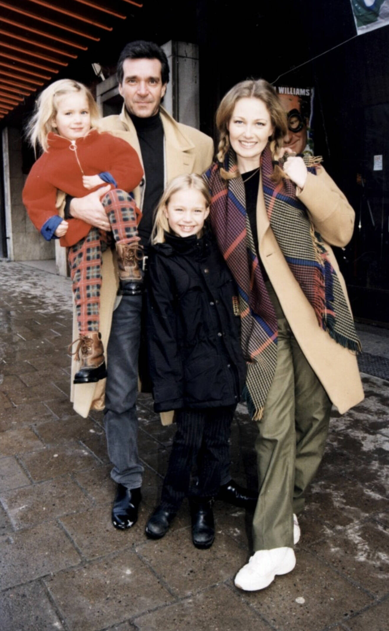 Kjell Bergqvist och Yvonne Ryding med barnen Sandra och Nathalie