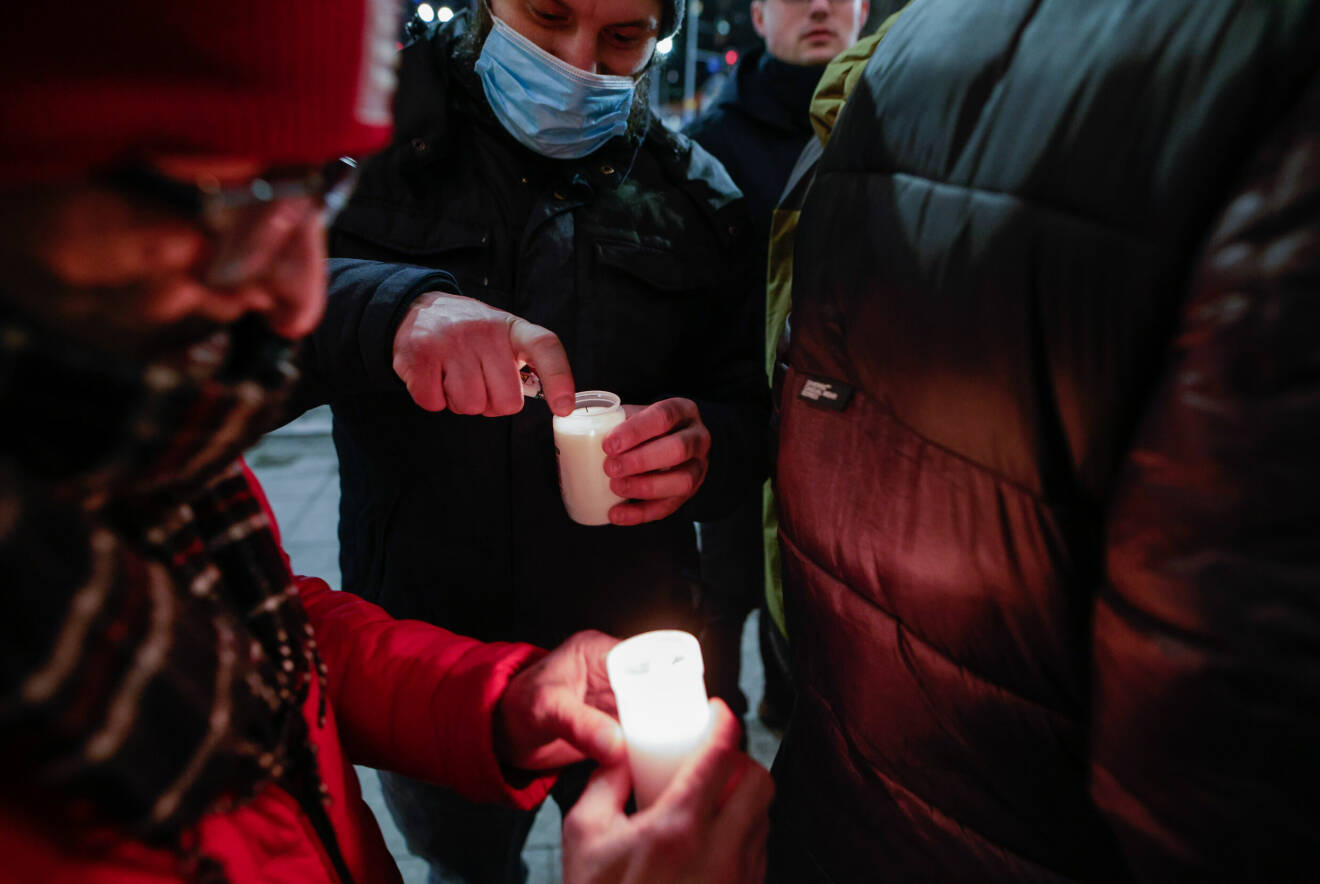 Demonstranter tänder ljus under en protest mot abortlagarna.