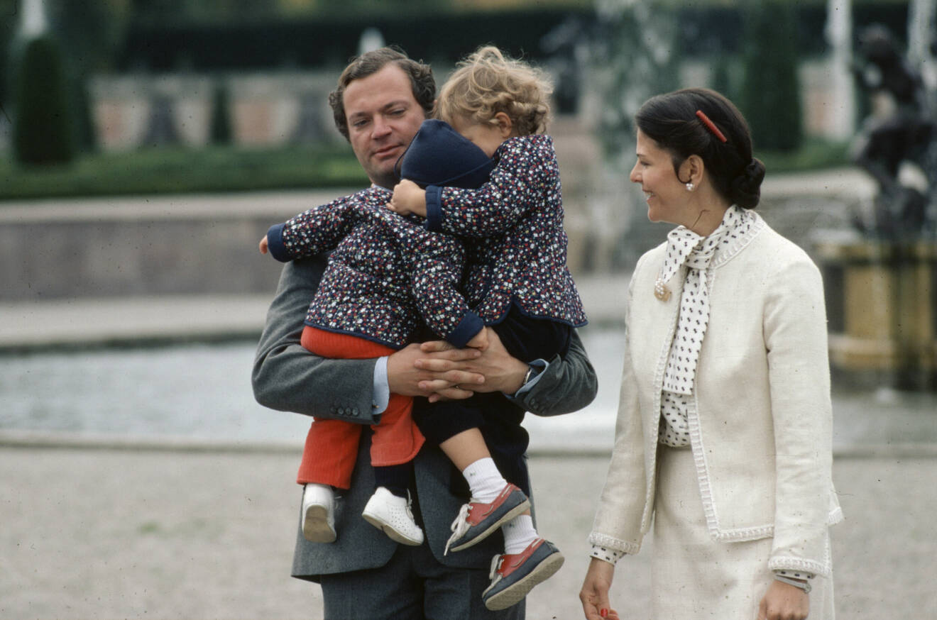 Kungen och drottningen tillsammans med Victoria och Carl Philip år 1980.