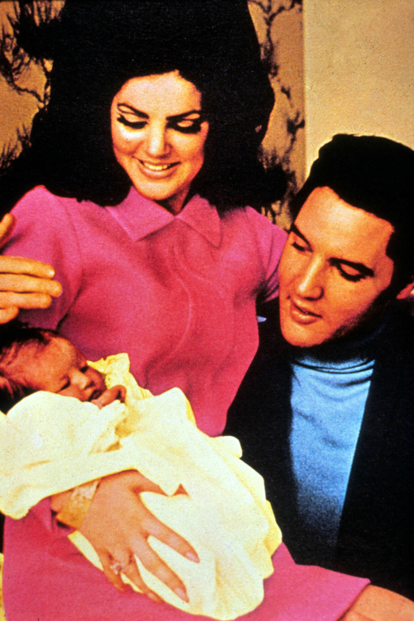 Lisa Marie Presley med sina föräldrar.
