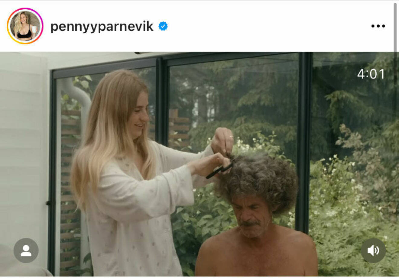 Penny klipper av Jespers långa hår.